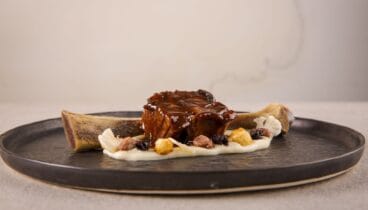 Costilla de vaca gallega glaseada, coliflor en texturas y pistachos caramelizados