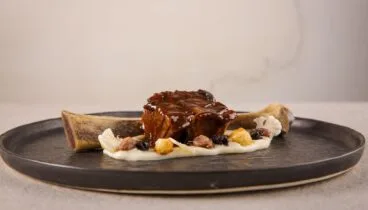 Costilla de vaca gallega glaseada, coliflor en texturas y pistachos caramelizados
