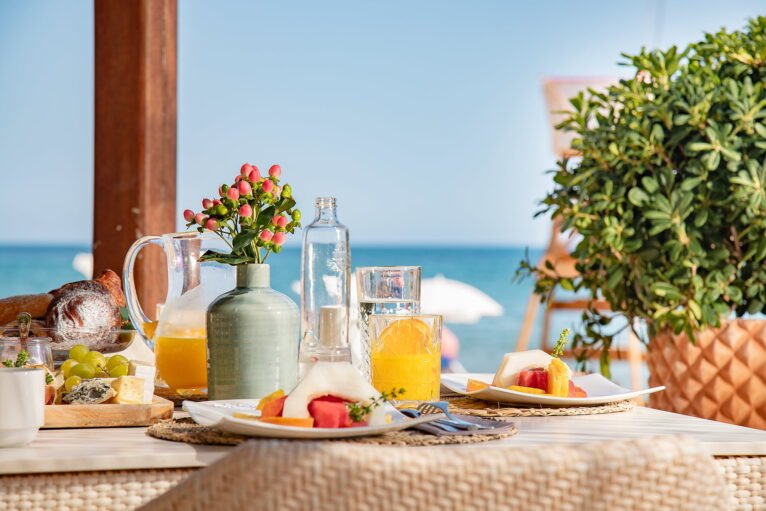 Desayuno frente al mar en Hotel los Ángeles