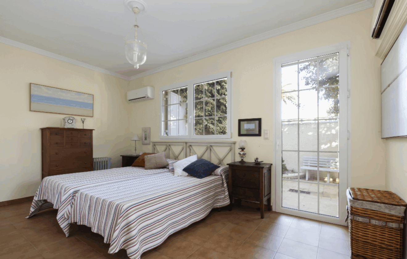 Dormitorio con acceso a la terraza en Casa Flamenc - Quality Rent a Villa