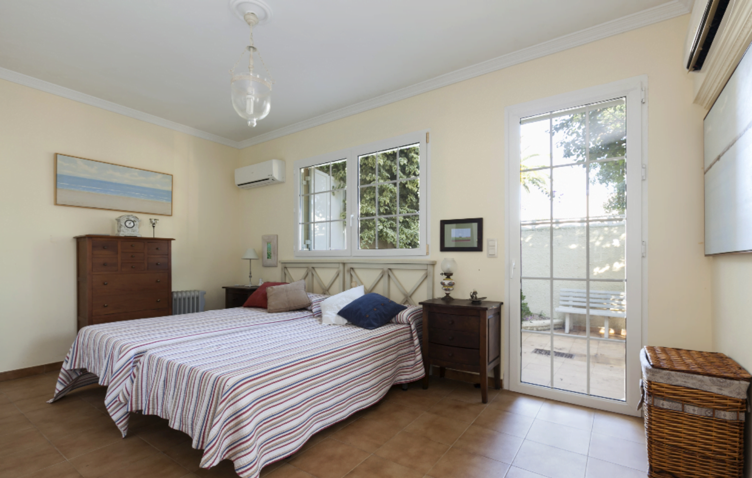 Dormitorio con acceso a la terraza en Casa Flamenc – Quality Rent a Villa