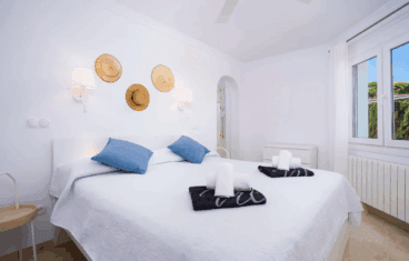 Dormitorio doble estilo nórdico de Villa Hidalgo con Aguila Rent a Villa