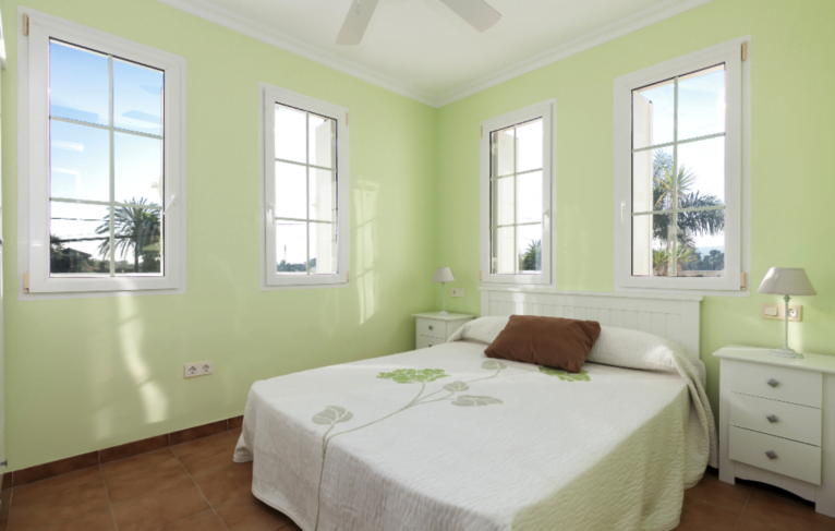 Dormitorio muy luminoso de la villa en Dénia - Quality Rent a Villa