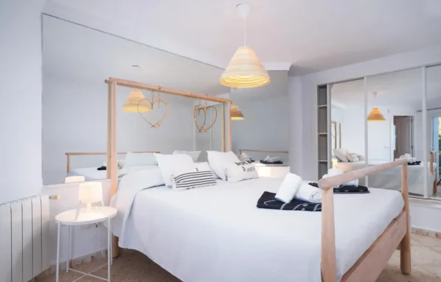 Vive tus mejores vacaciones en Dénia alojándote en esta fantástica villa 7 dormitorio principal con armario empotrado de villa hidalgo aguila rent a villa