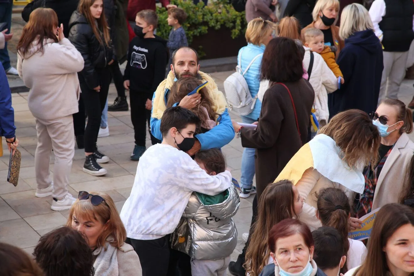 El abrazo de una familia durante el no a la guerra de Ucrania en Dénia