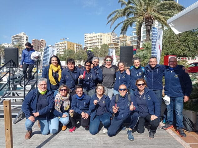 Imagen: Equipos veteranos del Club Rem Marina de Dénia con ambos premios