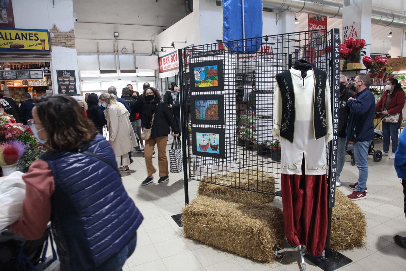 Exposición de dibujo infantil en el Mercat de Dénia 02