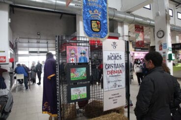 exposicion de dibujo infantil en el mercat de denia