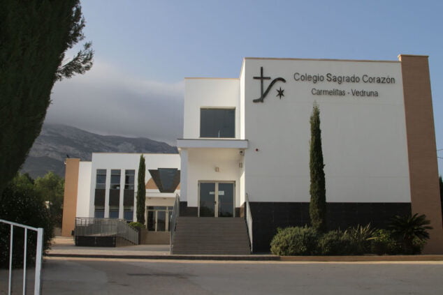 Image: Facade of the Sagrado Corazón de Dénia school