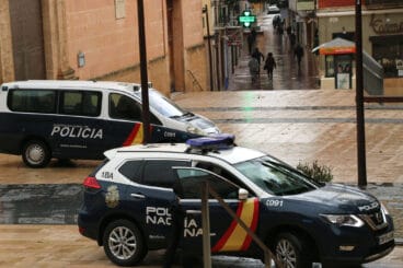 foto de archivo de un furgon y un coche patrulla de la policia nancional frente al ayuntamiento de denia