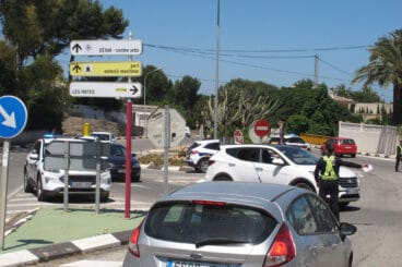 fotografia de archivo de un control de la policia local de denia en les rotes