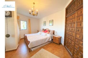Habitación doble con armario empotrado en la villa disponible con Stella Inmo Consulting