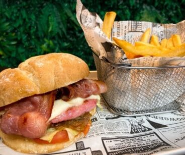 Hamburguesa de pollo con patatas en La Paraeta del Montgó