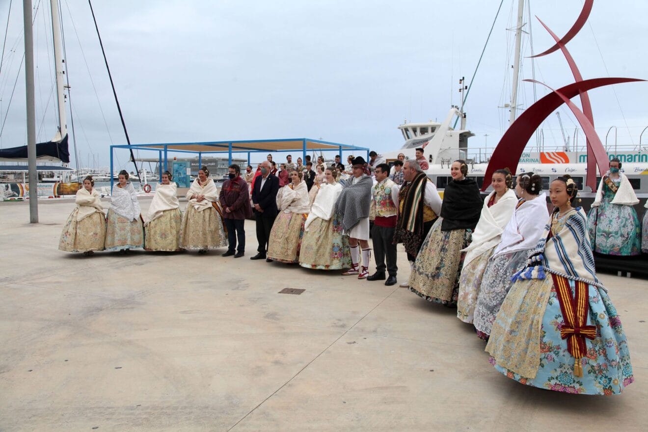 Concentración previa a la inauguración de la Exposición del Ninot Indultat
