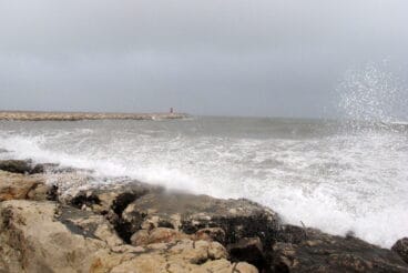 la bocana del puerto de denia con el cielo encapotado