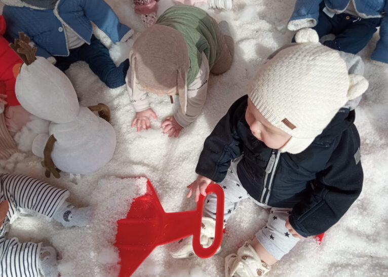 Los niños jugando con nieve artificial por la llegada del invierno en CEI El Castellet