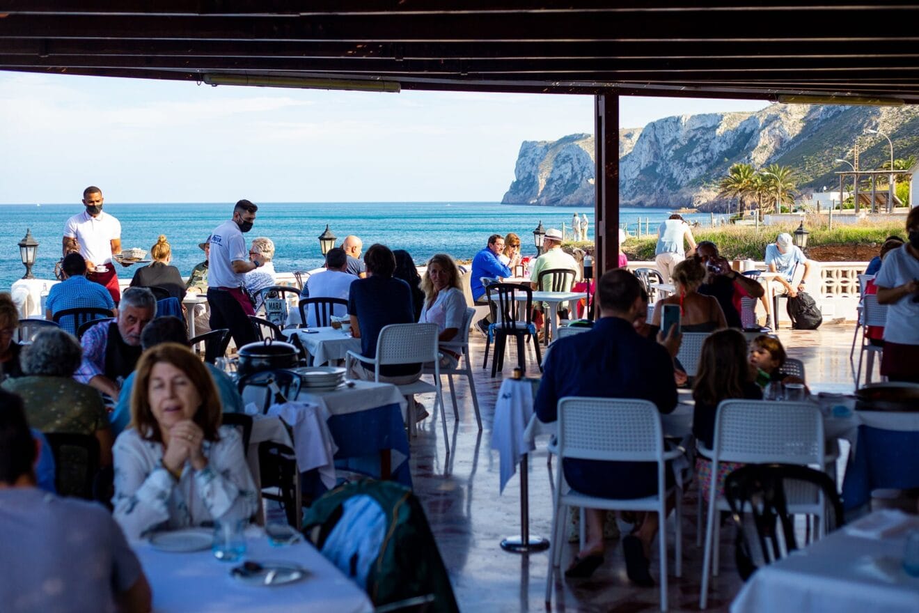 Maravillosas vistas al mar y a El Montgódesde tu mesa en Restaurante Mena