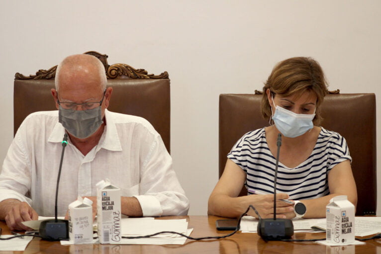 Maria Josep Ripoll, concejala de Urbanismo de Dénia, junto al alcalde, Vicent Grimalt