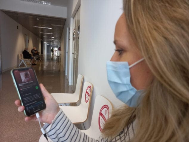 Imagen: Paciente escucha podcast de Ribera Salud en Spotify