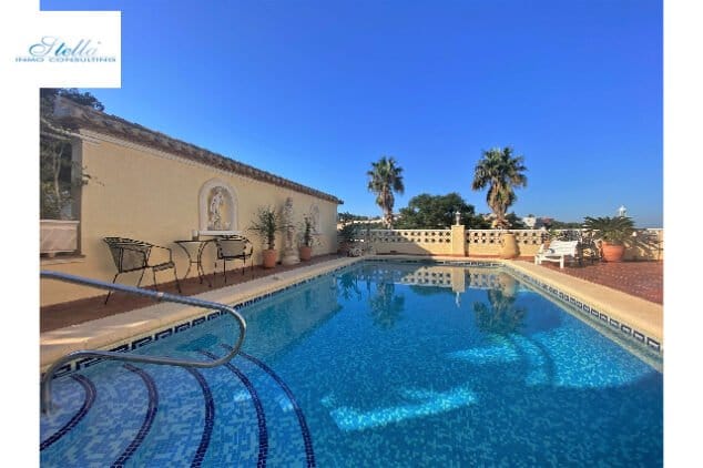 Enamórate de esta preciosa villa en Dénia con espectaculares vistas al mar 3 piscina de la villa en venta con stella inmo consulting