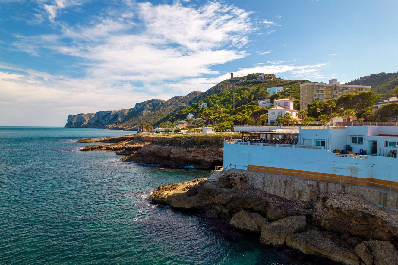 Restaurante Mena ubicado en un entorno idílico desde el que verás el Montgó, La Torre del Gerro y el Cabo de San Antonio