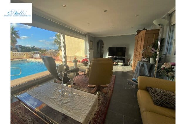 Enamórate de esta preciosa villa en Dénia con espectaculares vistas al mar 7 salon de la villa con acceso a la piscina stella inmo consulting