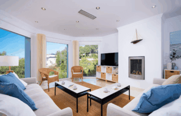 Salón de Villa Hidalgo con vistas al mar – Aguila Rent a Villa