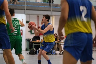 Jugador del Senior masculino Nacional en un lanzamiento contra el Moixent