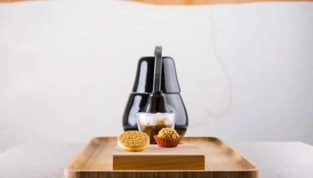 Descubre Aticcook de Bruno Ruiz: la perfecta combinación entre cocina y diseño en Dénia 2 snacks al reves en forma de cafe y pastas