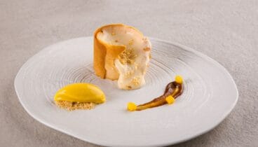 Tarta cremosa de queso de cabra y melocotón asado en Aticcook Bruno Ruiz
