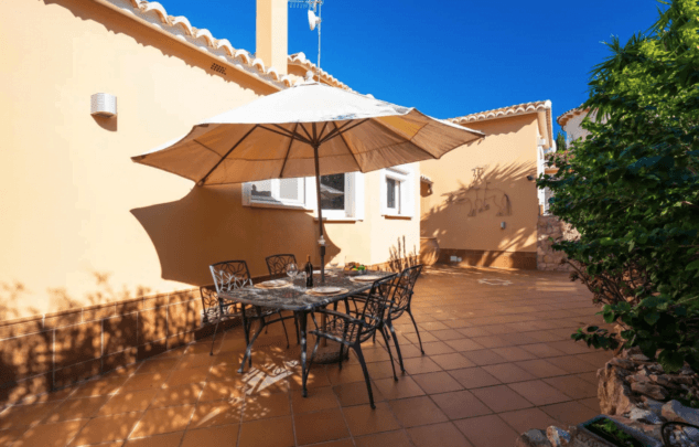 terraza exterior con mesa y sillas en esta villa disponible con aguila rent a villa