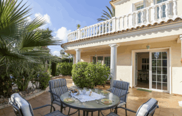 Terraza exterior en la planta baja de la casa disponible con Quality Rent a Villa