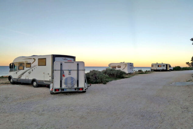 Imagen: Varias caravanas en la playa El Trampolí