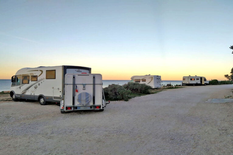 Varias caravanas en la playa El Trampolí