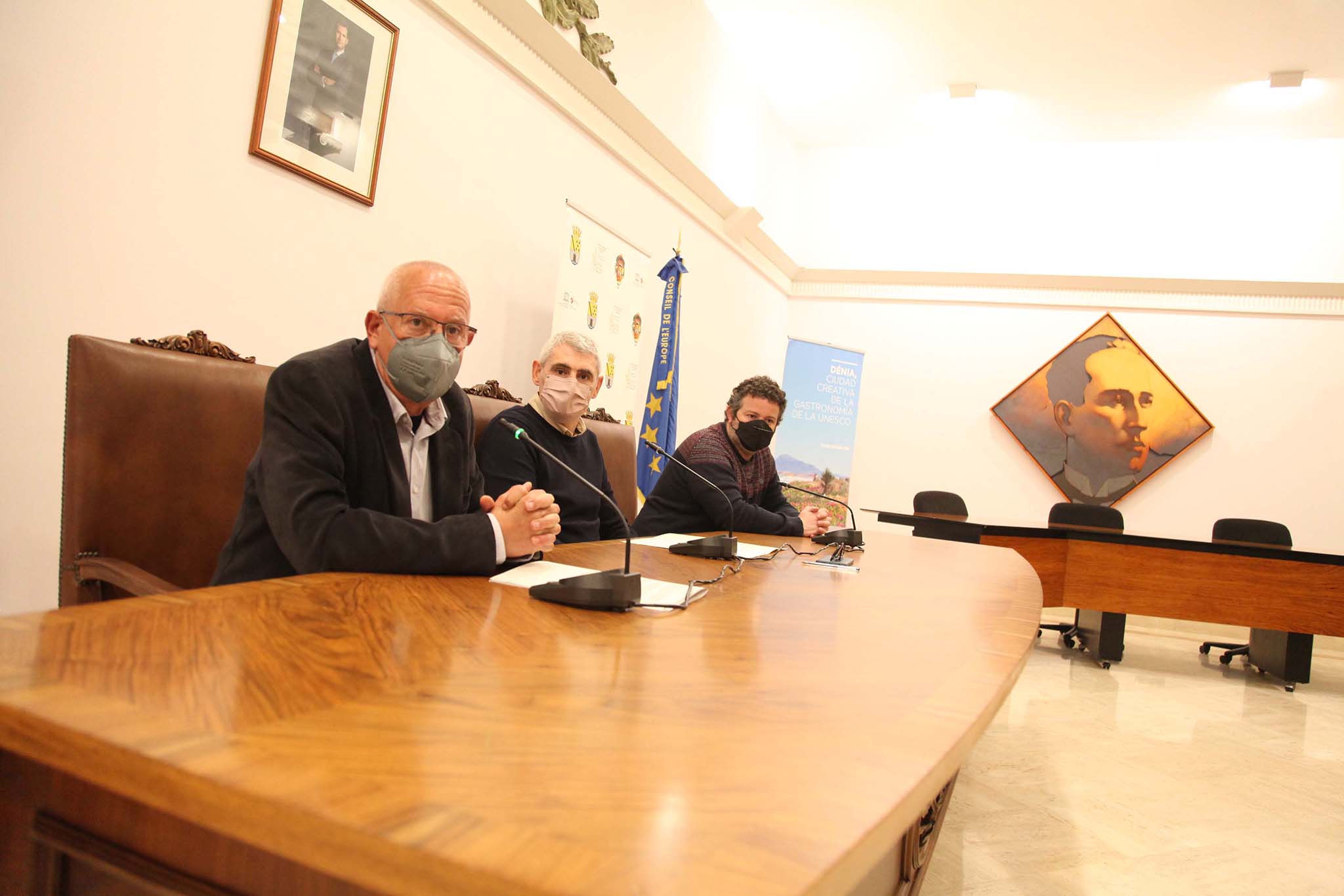 Vicent Grimalt junto a Jaume Bertomeu, presidente de la Junta Local Fallera, y Óscar Mengual