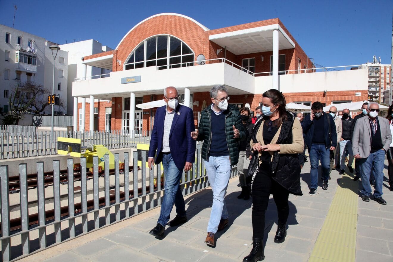 Arcadi España junto a Vicent Grimalt en la estación de tren de Dénia