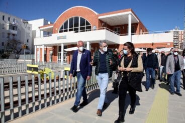 arcadi espancc83 junt a vicent grimalt a l'estació de tren de denia