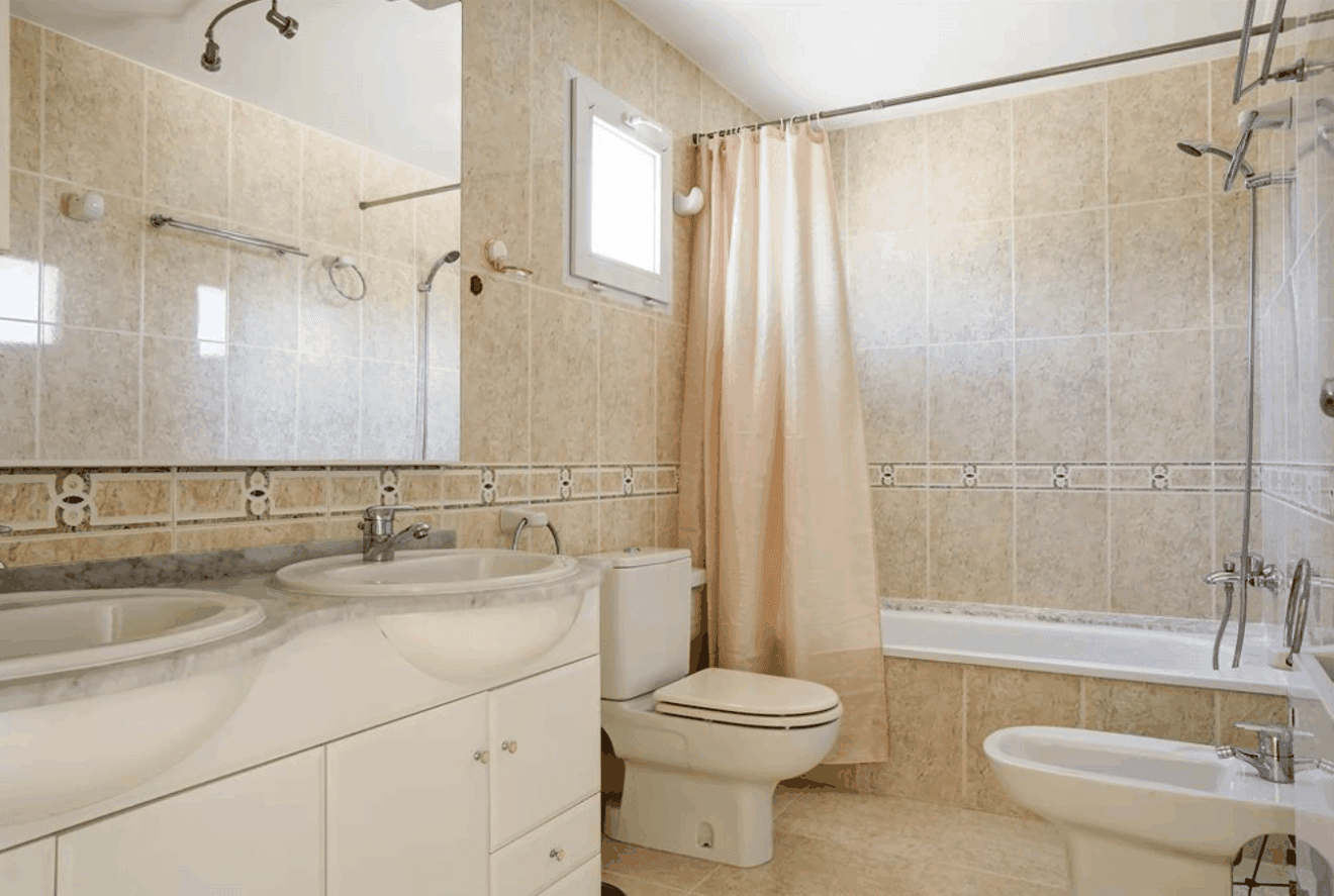Baño con bañera del adosado de Dénia