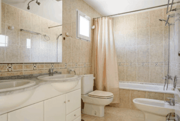 Baño con bañera del adosado de Dénia