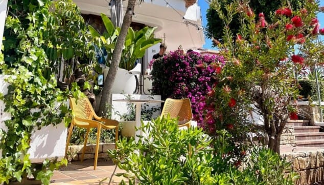 cafe y ambiente tranquilo en el refugio gastronomico manduc