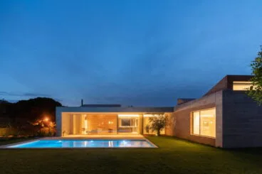 Casa Prunes de noche iluminada
