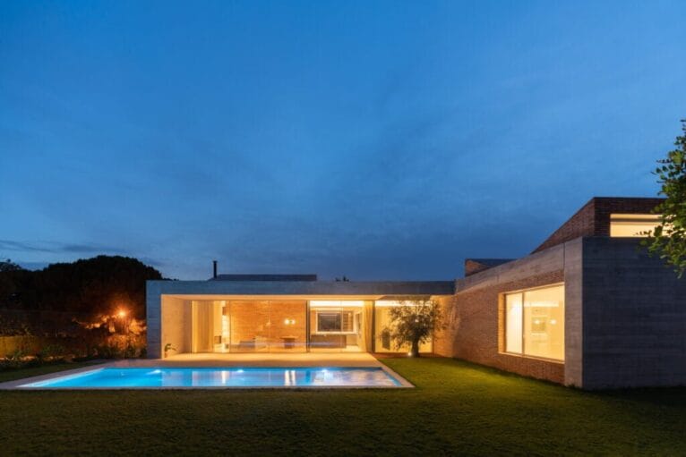 Casa Prunes de noche iluminada
