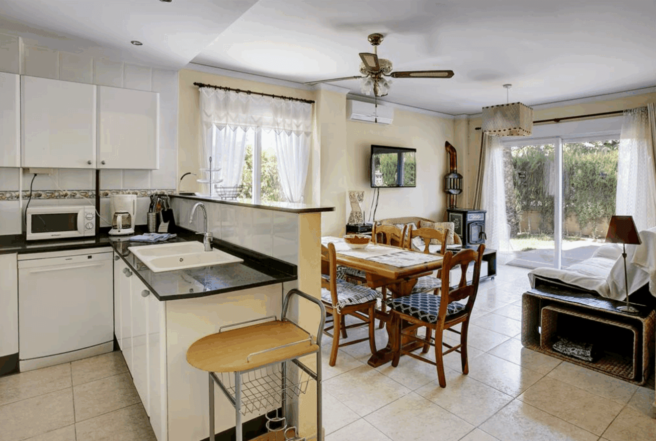 Cocina abierta al salón-comedor de este adosado