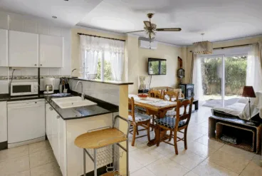 Cocina abierta al salón-comedor de este adosado
