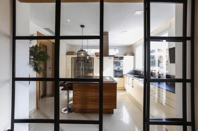 cocina con pared de cristal de estilo industrial