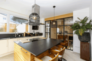 Cocina de la vivienda con una isla en el centro