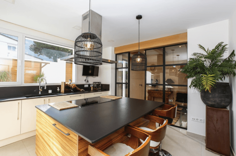 Cocina de la vivienda con una isla en el centro