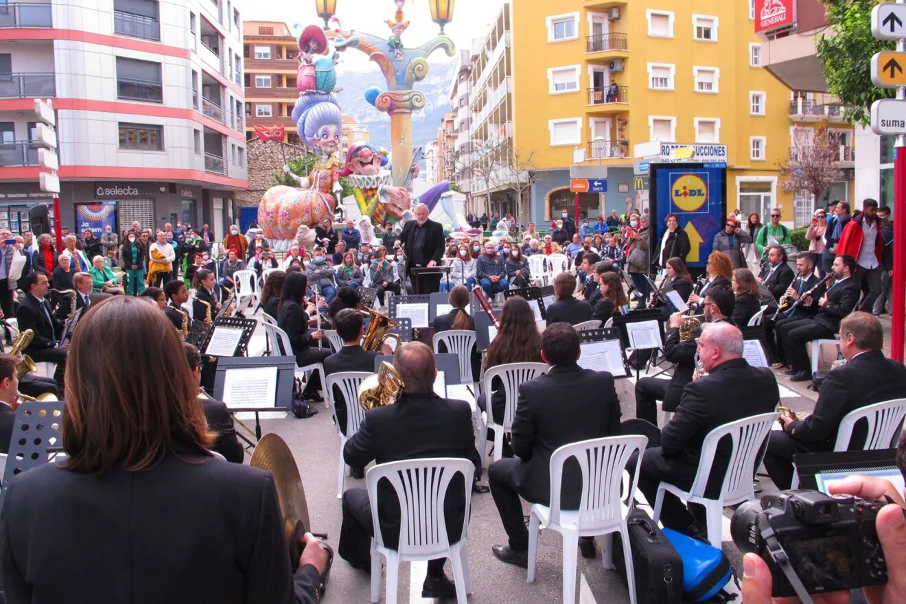 Concierto de la banda en la falla Saladar 13