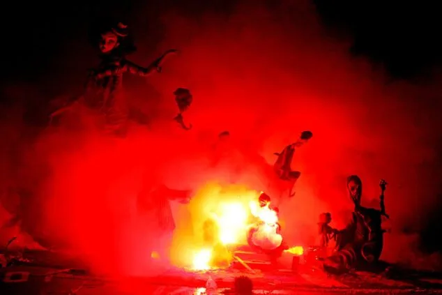 El fuego se impone a la lluvia: las Fallas de Dénia despiden el ejercicio más largo de la historia 2 Imagen: Cremà de la falla Baix la Mar