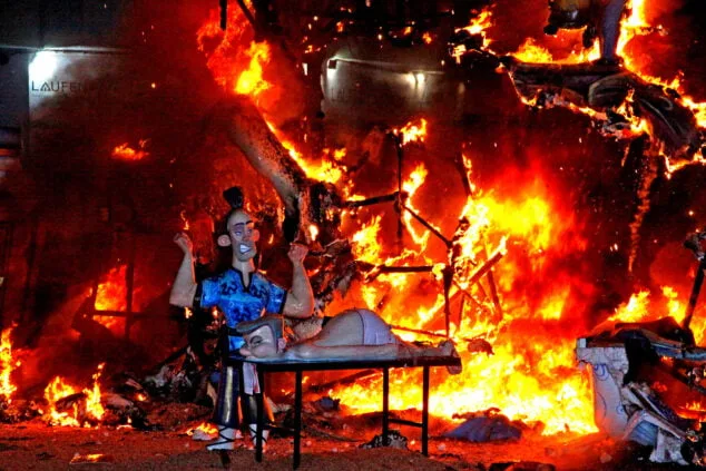 El fuego se impone a la lluvia: las Fallas de Dénia despiden el ejercicio más largo de la historia 177 crema de las fallas ganadoras de denia 2022 08